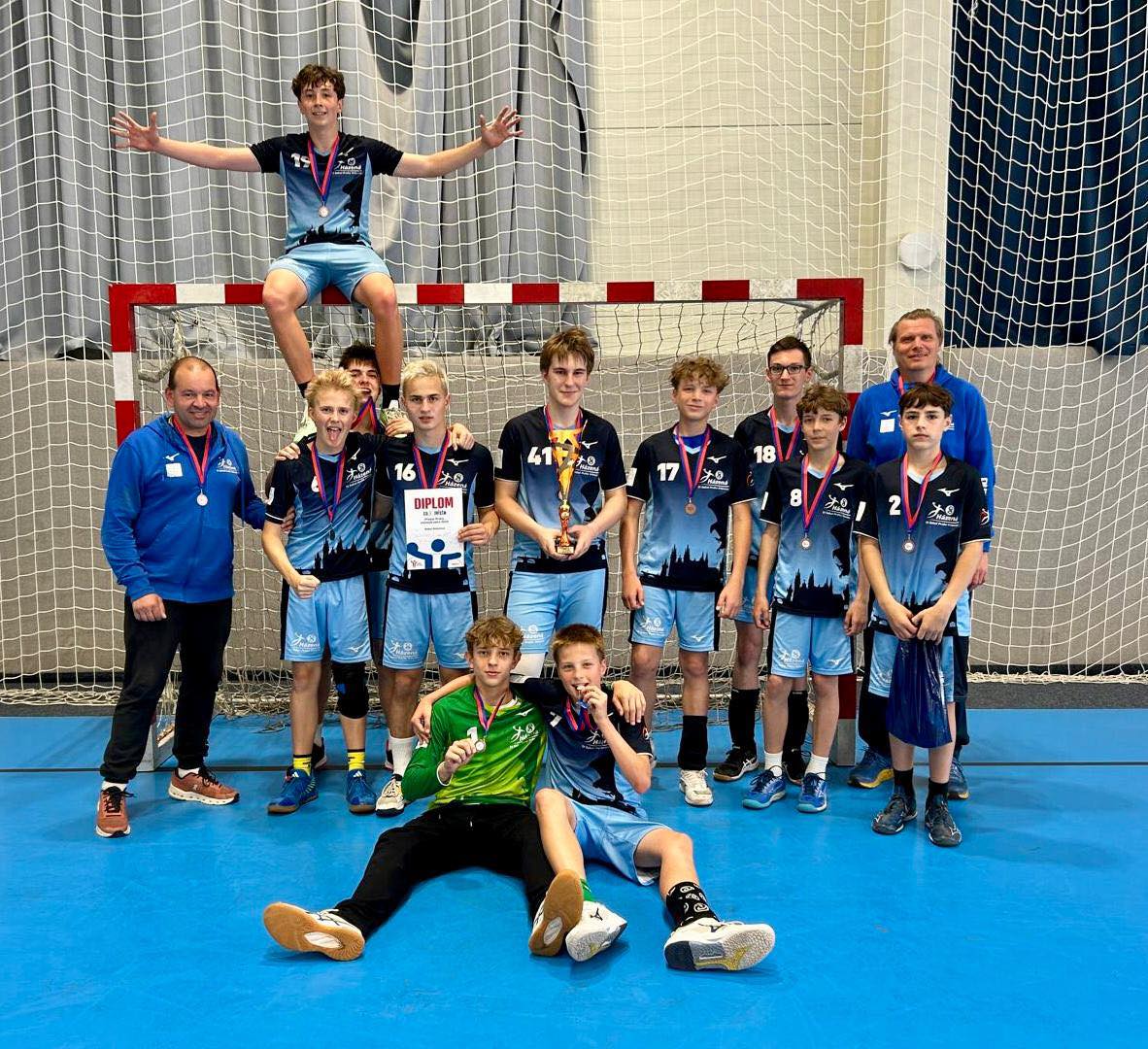 Starší žáci z oddílu házené T.J. Sokol Praha Vršovice třetí na pražském přeboru 24.5.2025 -2.jpg
