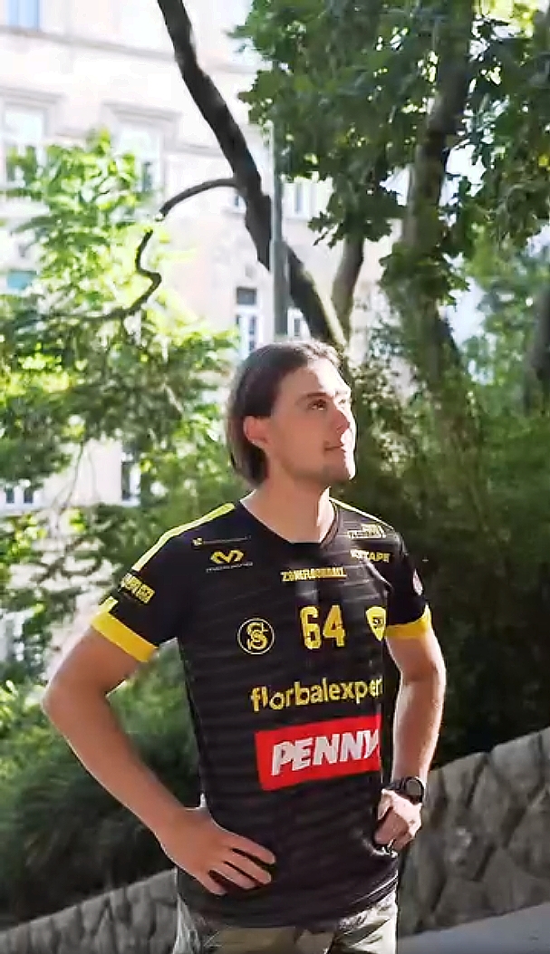 Zbynk Stuchlk z SKV z T.J. SPKV - ikona vinohradskho florbalu se po 12 seznch lou v 7-2025..jpg