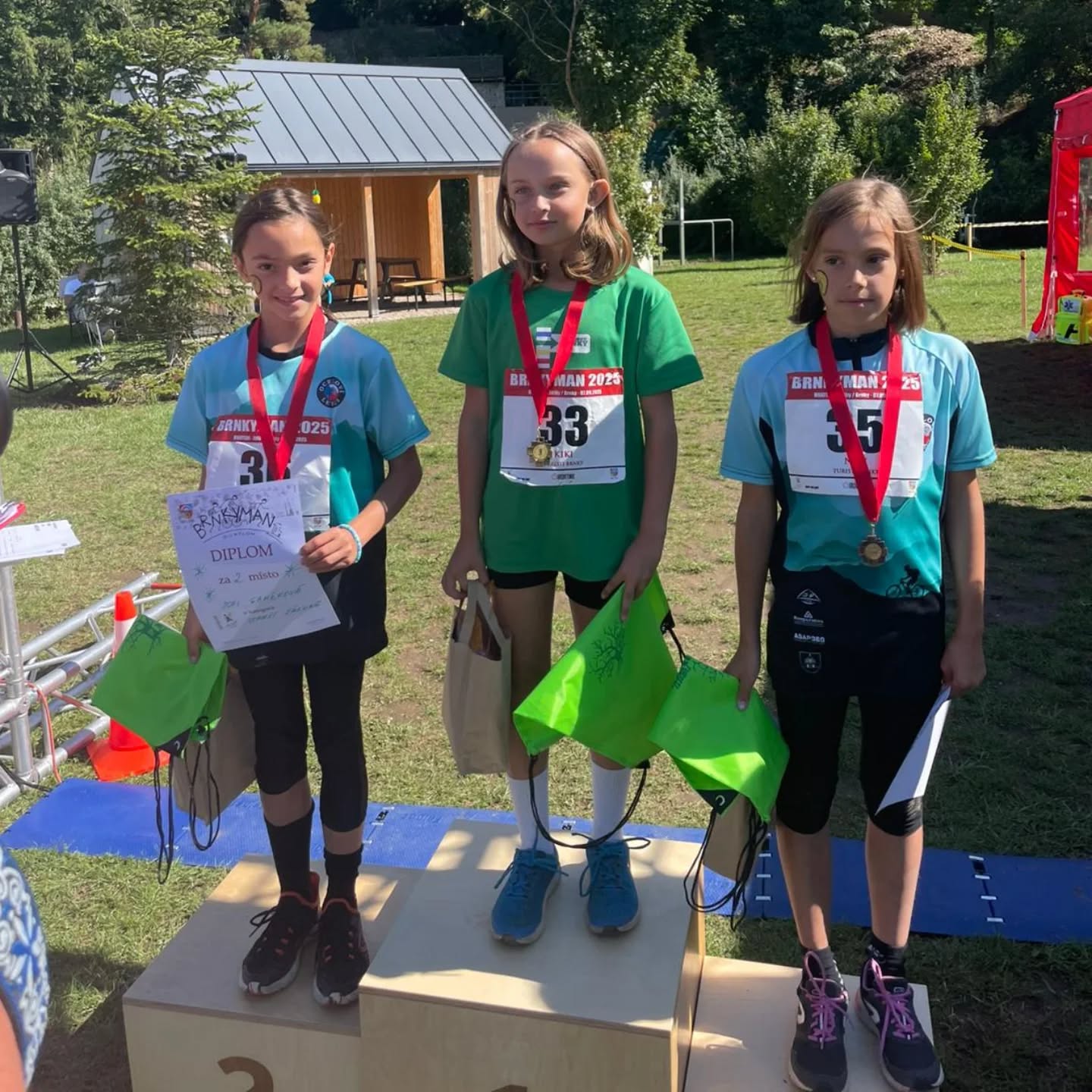 Zvod v duatlonu bh-kolo-bh BrnkyMan 2025 ve Zdibech 7. 9. 2025 - ti hzenkky Kiki, Sofi a Niki z T.J. Sokol Kobylisy II,.jpg