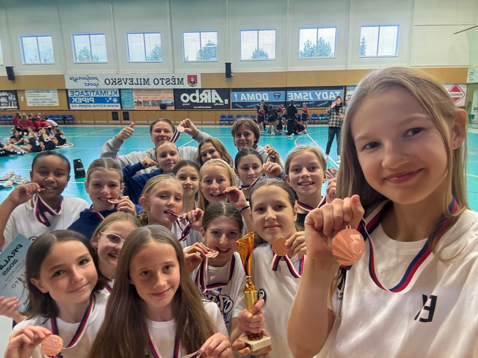 Mlad kyn z hzen T.J. Sokol Praha Vrovice vezou bronz z turnaje Milevsk Pralinka 10.-12.10.2025.jpg